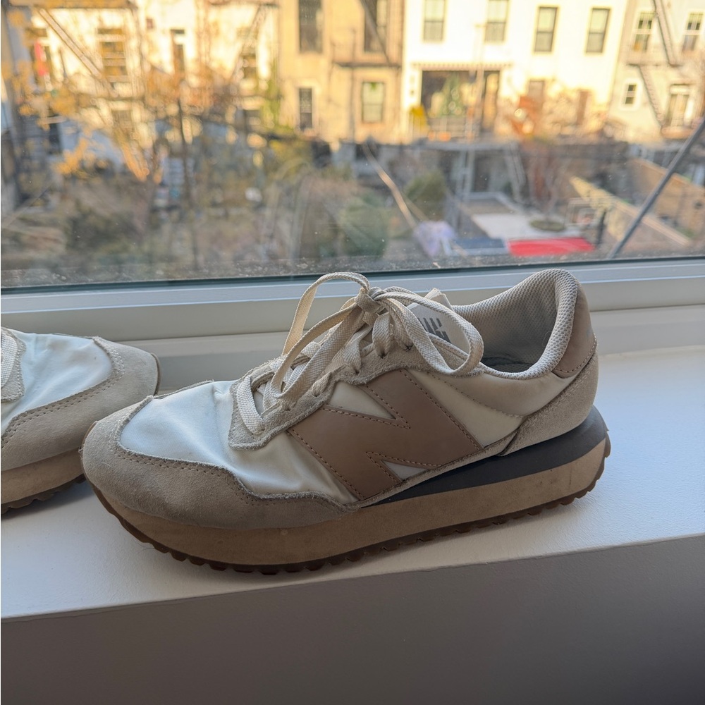 New Balance 237 Women's White and Tan Sneakers - Picture 5 of 8